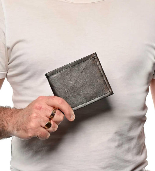 https://cdn.shopify.com/s/files/1/0674/9706/6816/products/Black-Wallet2.jpg?v=1742350386