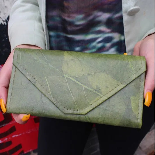 Green flat wallet made of leaves by Tree Tribe