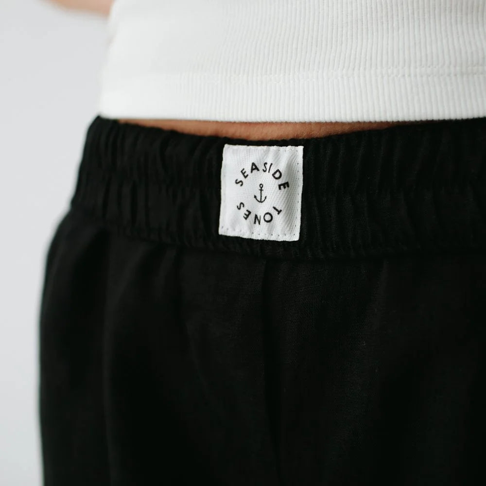 https://images.squarespace-cdn.com/content/v1/5994273337c5815907f65fce/e4ef916d-ef5e-4530-bf3a-860d21f9c8a2/linen-pants-black-4.jpg?format=1500w