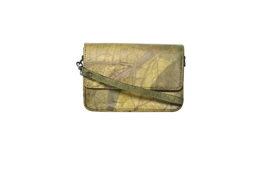 https://cdn.shopify.com/s/files/1/0674/9706/6816/products/Green-Clutch.jpg?v=1742350471