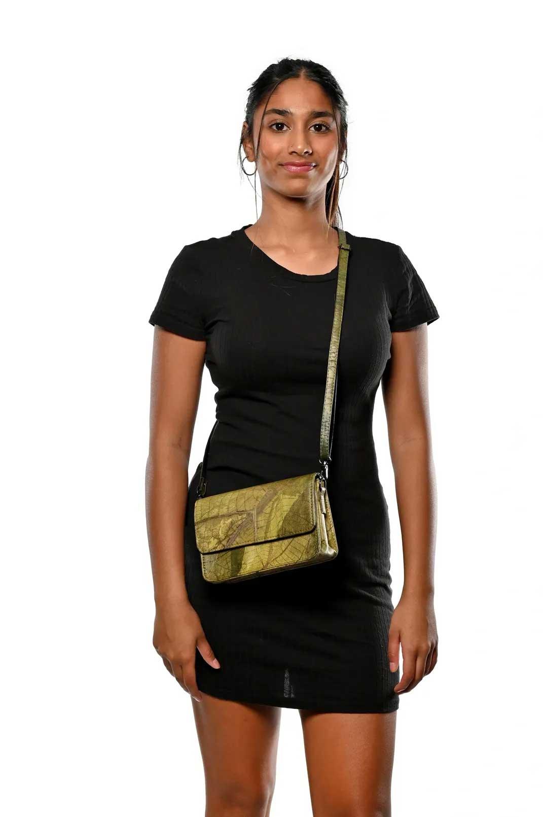 https://cdn.shopify.com/s/files/1/0674/9706/6816/products/Green-Clutch5.jpg?v=1742350476