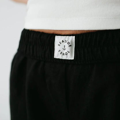 https://images.squarespace-cdn.com/content/v1/5994273337c5815907f65fce/e4ef916d-ef5e-4530-bf3a-860d21f9c8a2/linen-pants-black-4.jpg?format=1500w