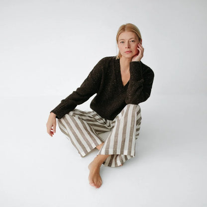 https://images.squarespace-cdn.com/content/v1/5994273337c5815907f65fce/dfb513f9-1e33-4e60-91fa-2919bbf5a04c/linen-pants-brown-stripes-15.jpg?format=1500w
