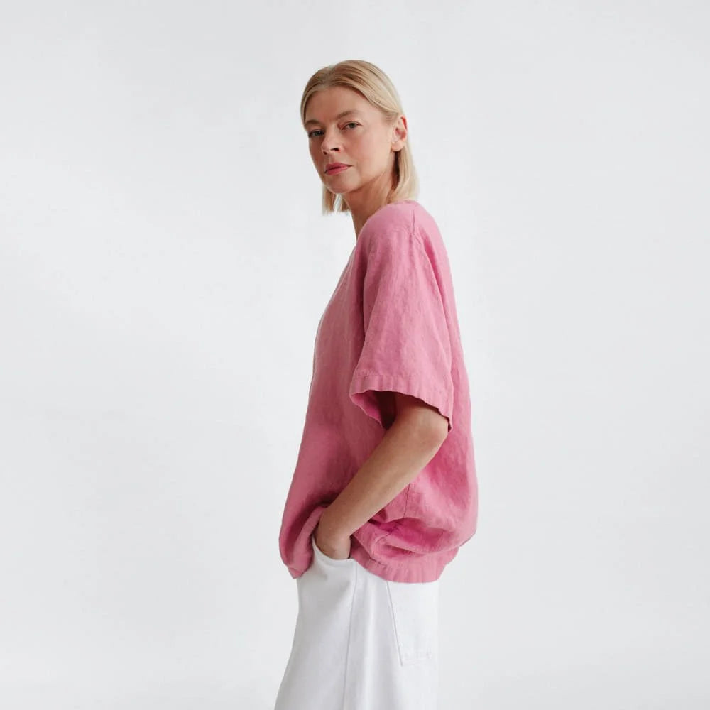 https://images.squarespace-cdn.com/content/v1/5994273337c5815907f65fce/941f758b-3f46-49e6-8052-2af562c0b236/linen-tshirt-pink-3.jpg?format=2500w